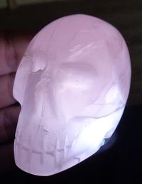 Rosenquarz Kristallschädel energetisiert 180 g